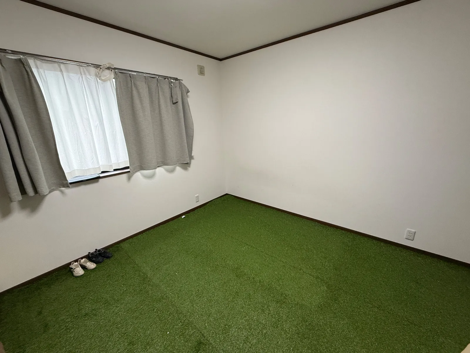 室内に人工芝